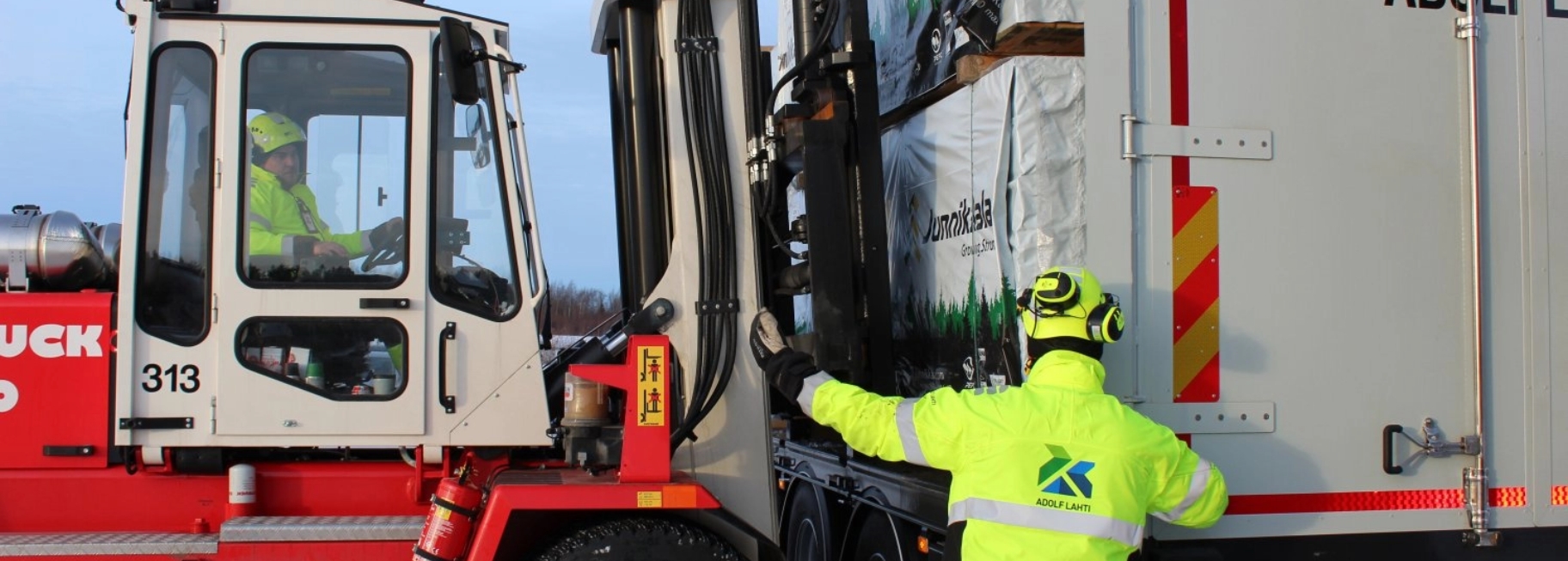 Trukki kuormaa vetoautoon puutavaranippuja 2