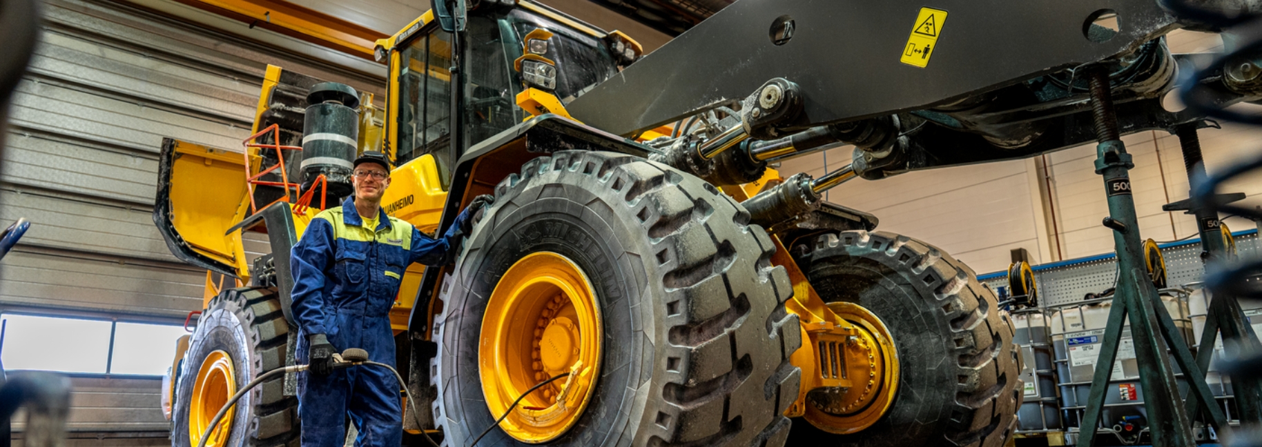 Adolf-Lahti_Tarjoamme-nopeat-kattavat-ja-laadukkaat-huolto-korjaamo-ja-yllapitopalvelut-raskaan-kaluston-ja-teollisuuden-tarpeisiin